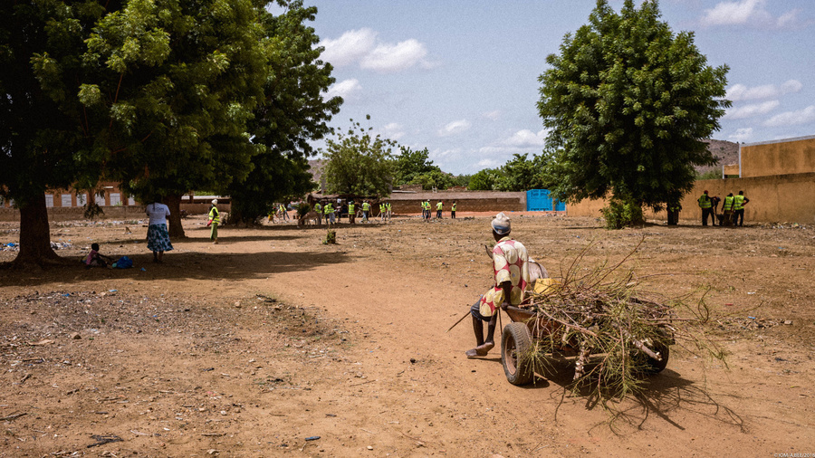 Returned migrants participate in development work in Burkina Faso.