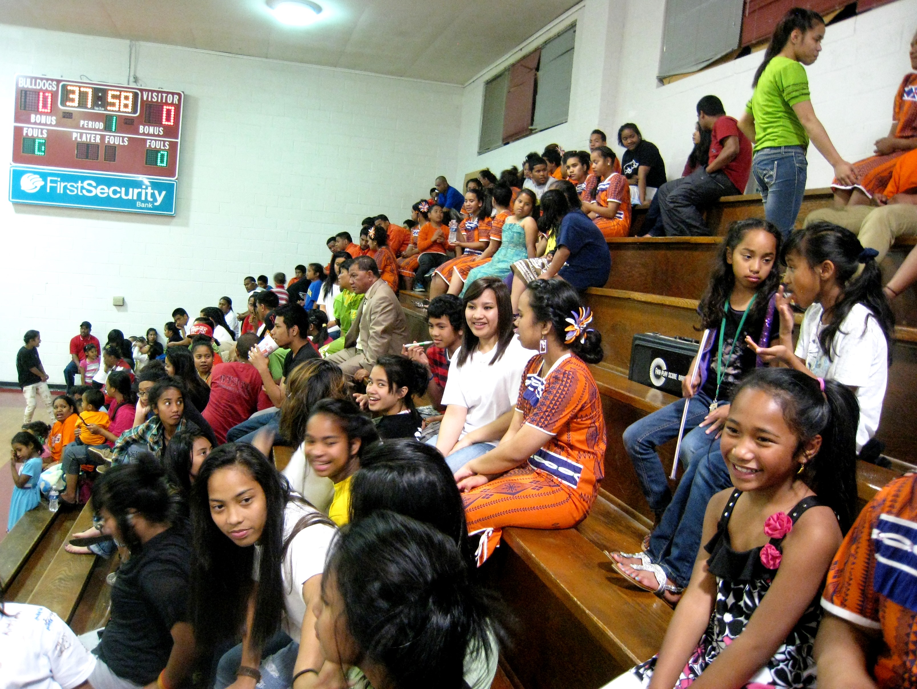 Marshallese watch a jepta dance competition