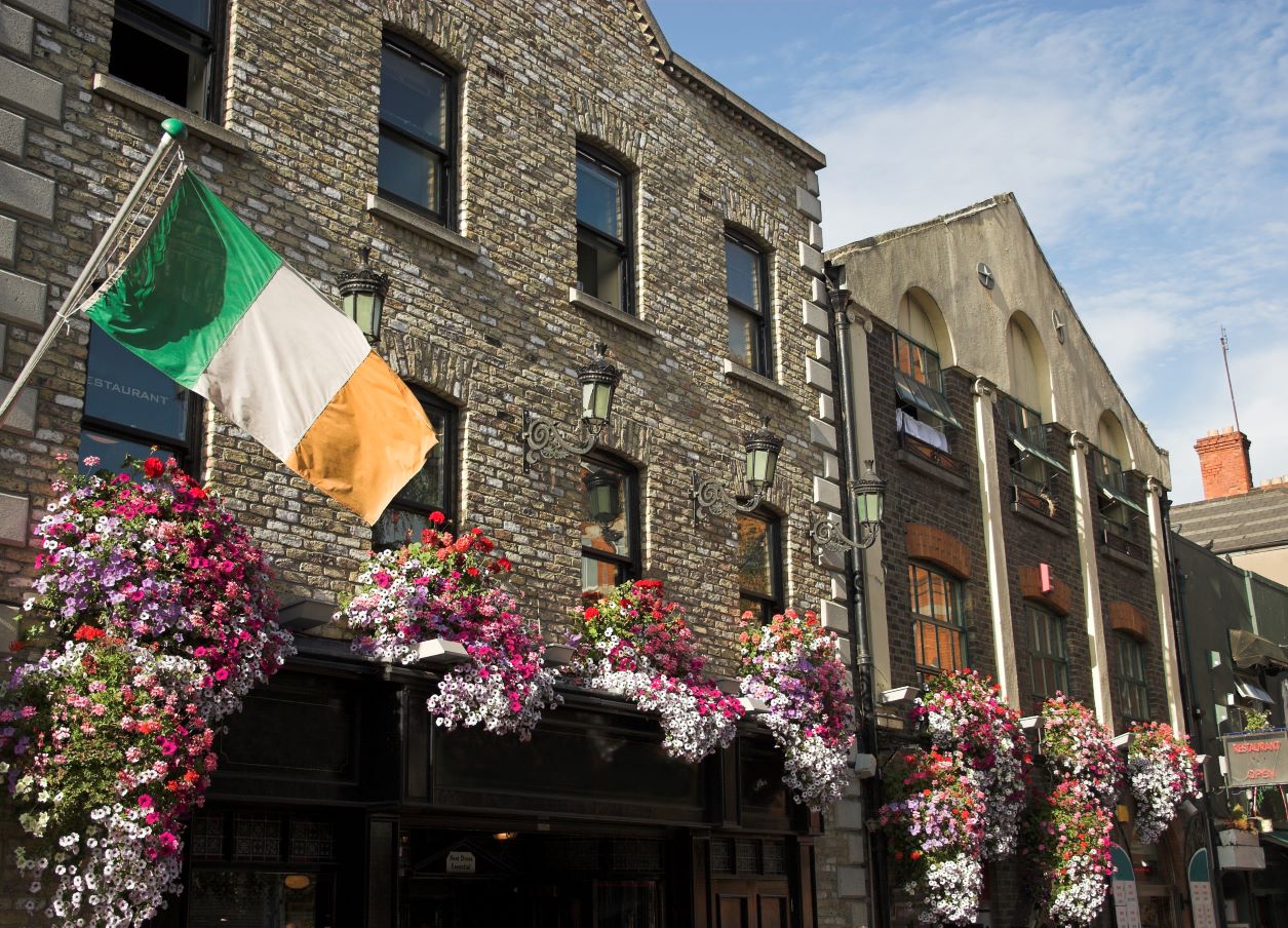 Dublin street scene in Temple Bar area.