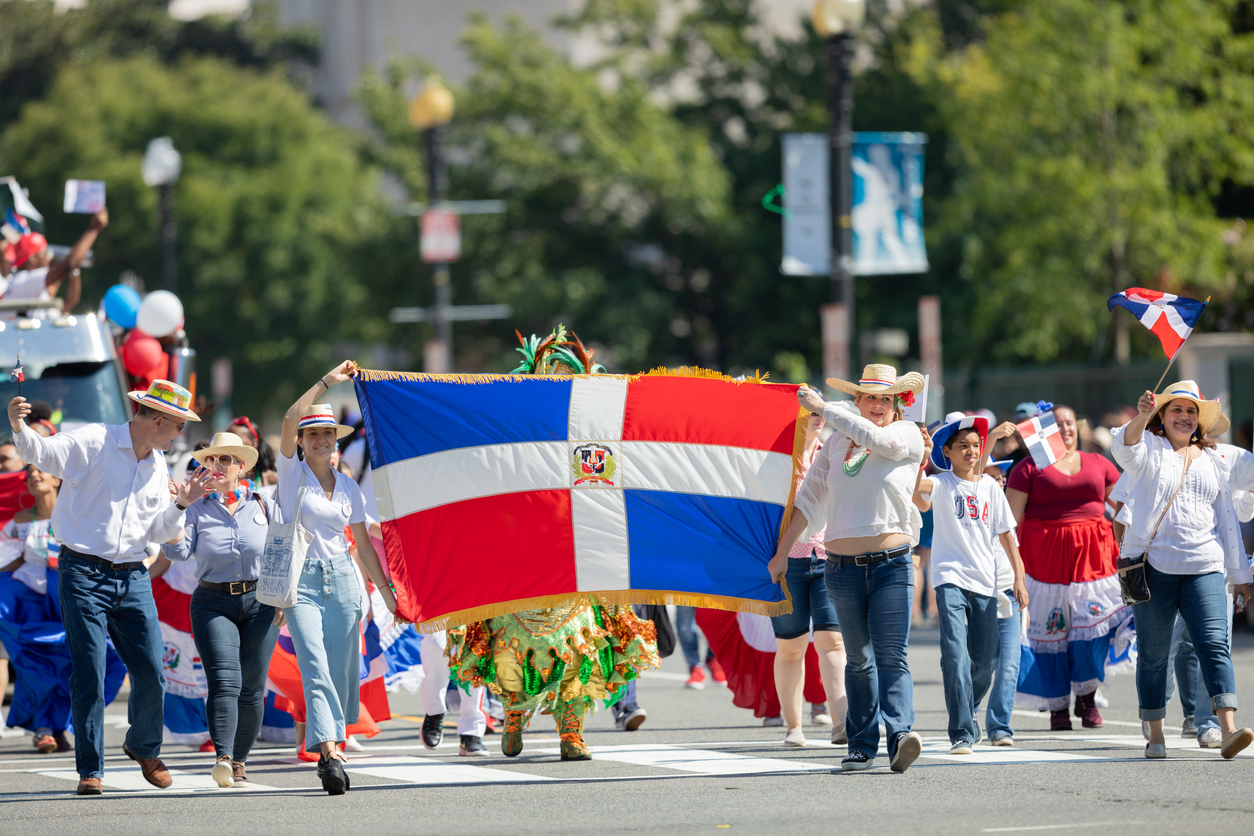 La gente lleva la bandera de la República Dominicana en un desfile en Washington, DC.