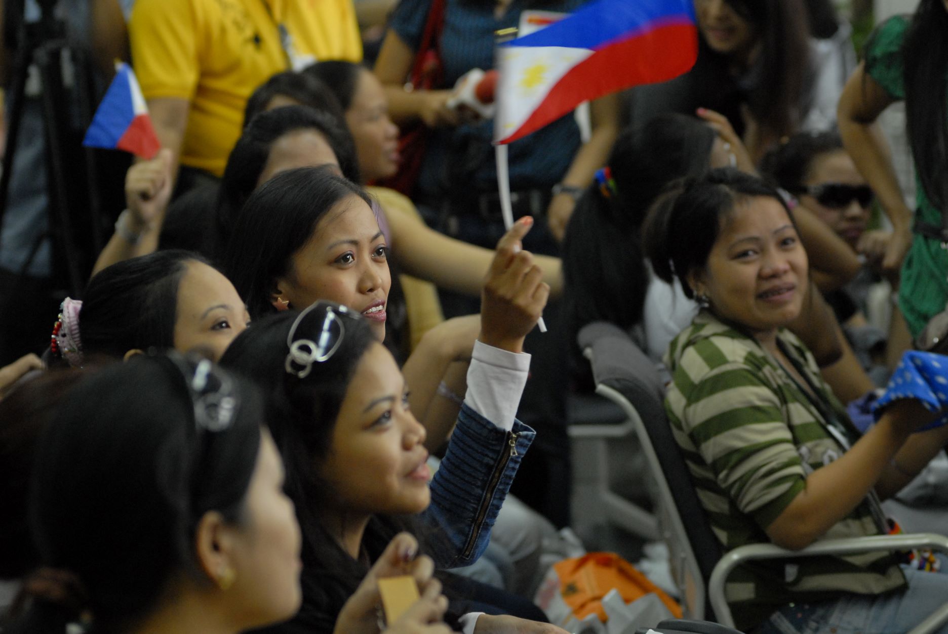 Photo of returning Filipino migrant workers.