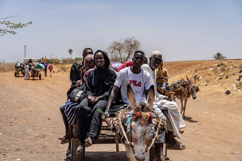 People displaced from Sudan at the border with South Sudan