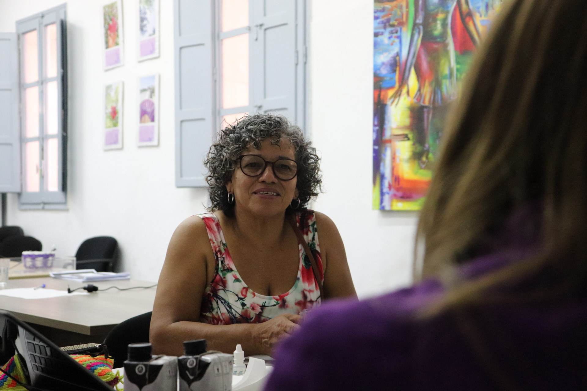 Una mujer con gafas