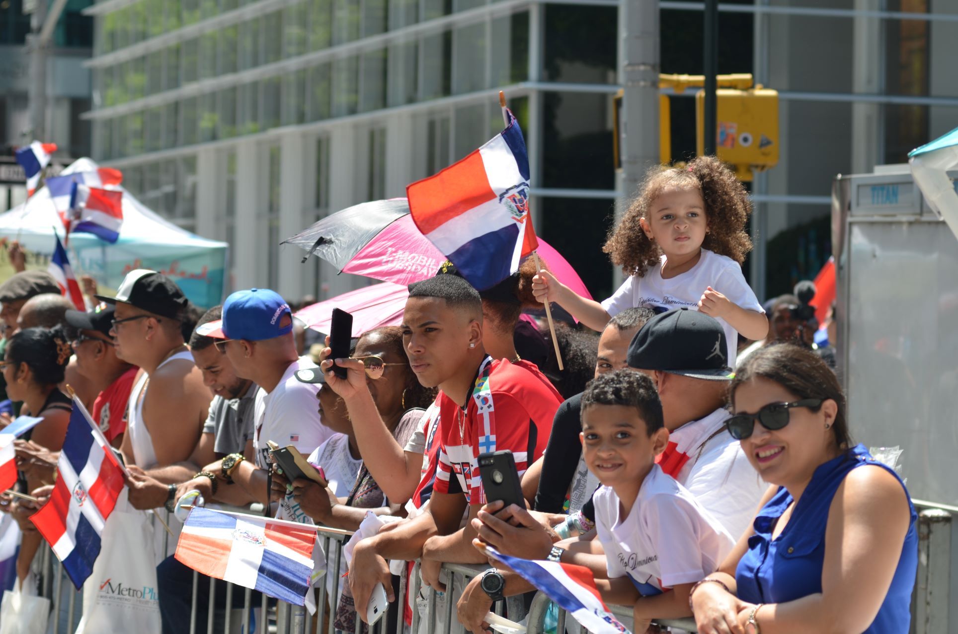 Una multitud en un desfile del Día Dominicano en Nueva York.